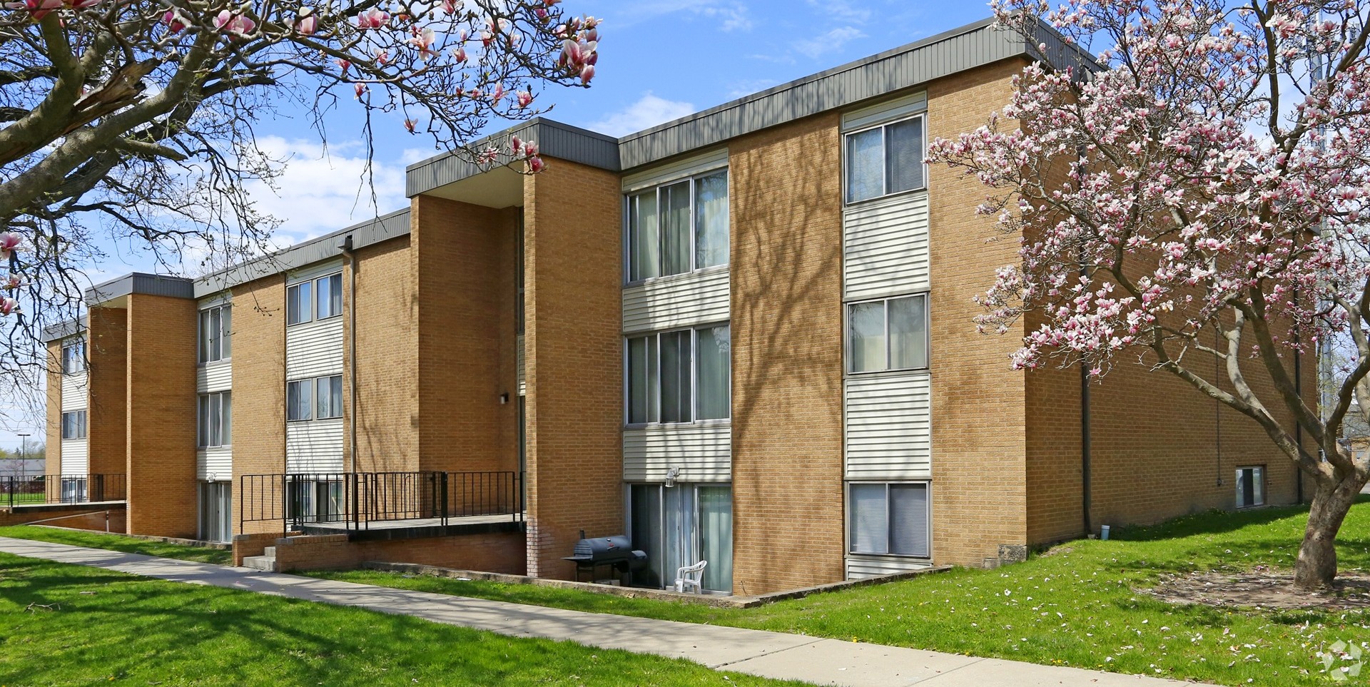 Meadowlane Apartments exterior in Merrillville Indiana